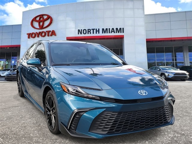 2025 Toyota Camry SE's photo