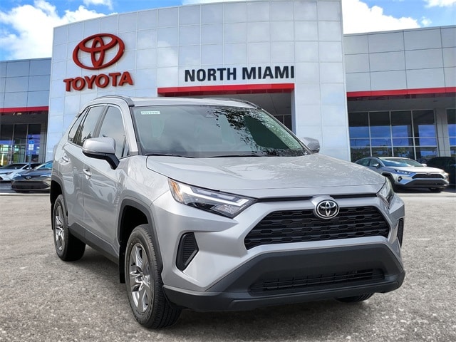 2025 Toyota RAV4 XLE's photo