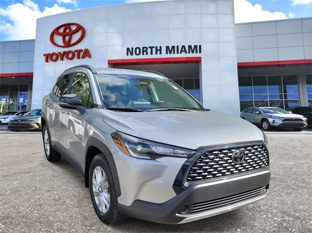 2025 Toyota Corolla Cross LE's photo