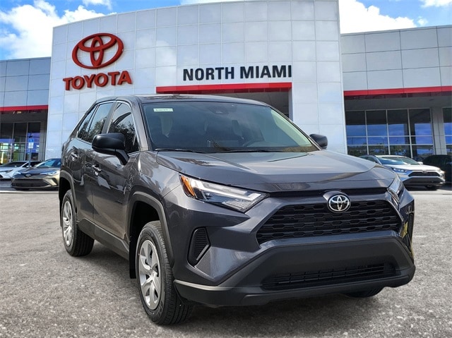 2025 Toyota RAV4 LE's photo