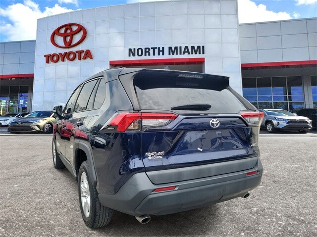 2021 Toyota RAV4 XLE photo 3