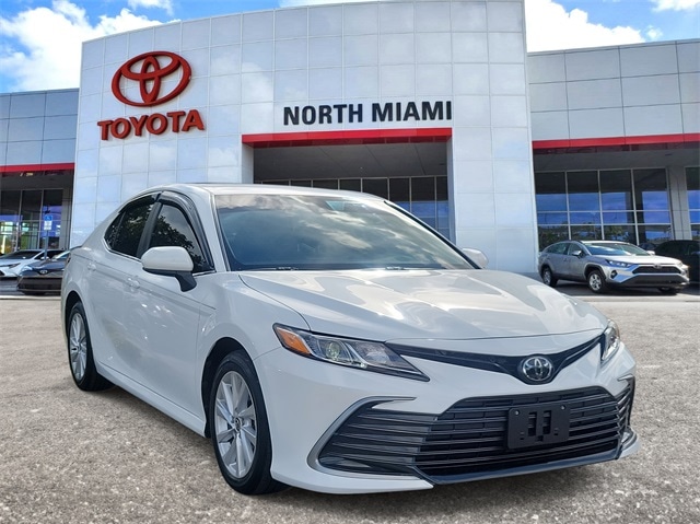 2023 Toyota Camry LE's photo