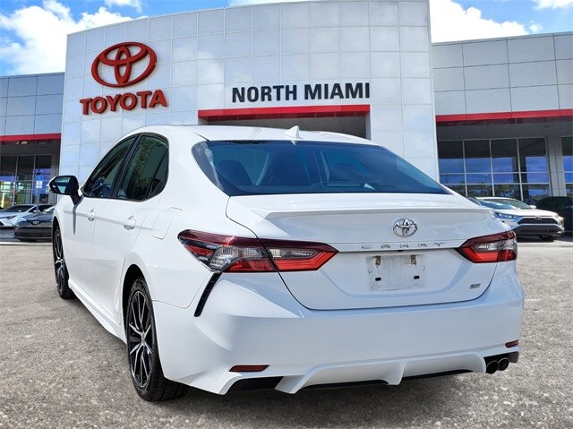2022 Toyota Camry SE photo 3