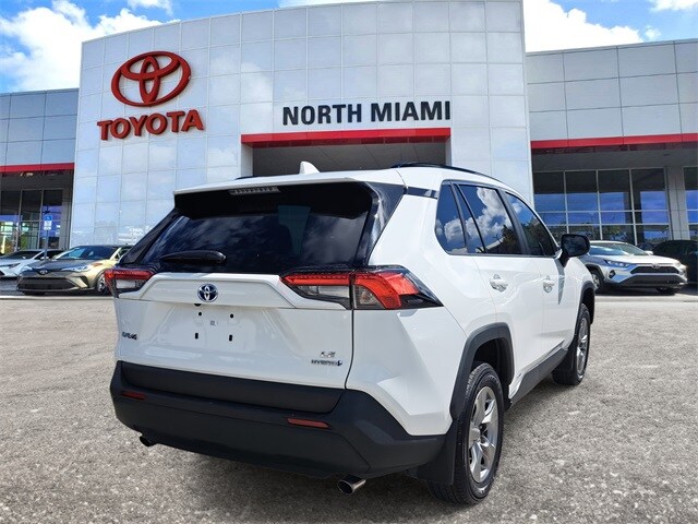 2024 Toyota RAV4 Hybrid LE photo 2