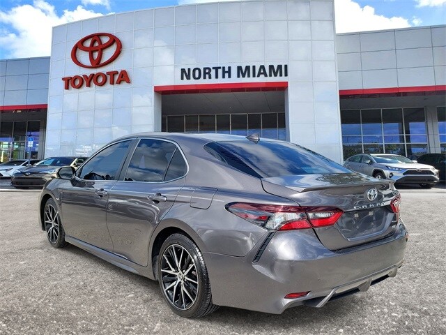 2022 Toyota Camry SE photo 3