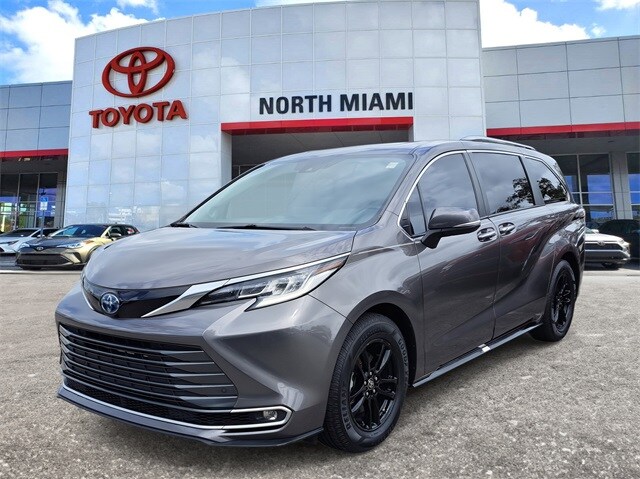 2022 Toyota Sienna Limited photo 2