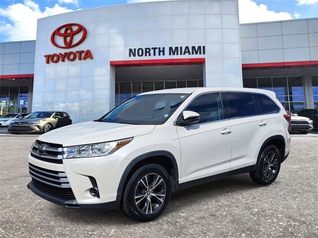 2019 Toyota Highlander LE photo 2