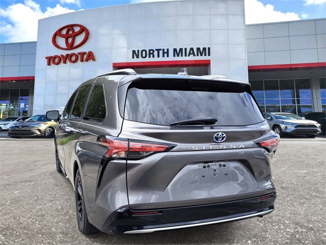 2022 Toyota Sienna Limited photo 3