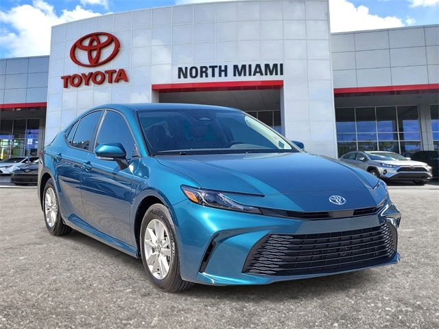 2025 Toyota Camry LE's photo