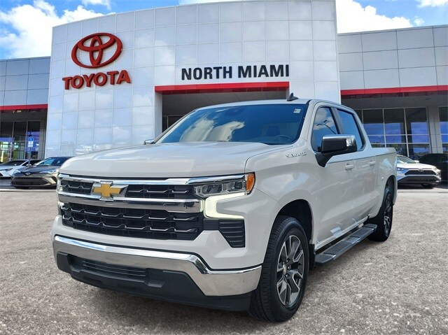 2022 Chevrolet Silverado LT photo 2
