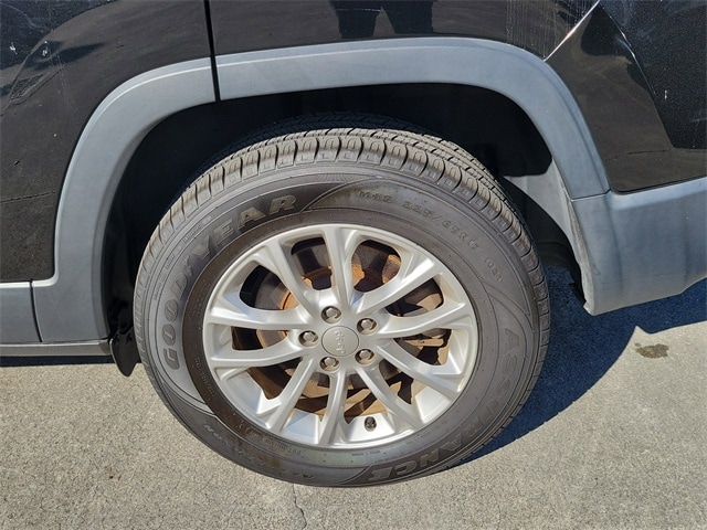 2019 Jeep Cherokee Latitude photo 2