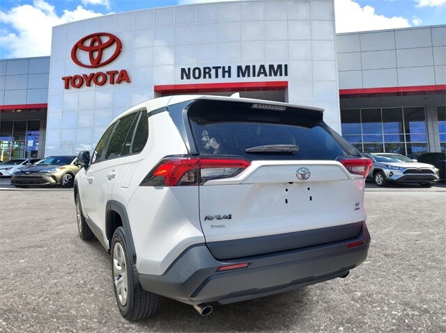 2022 Toyota RAV4 LE photo 2