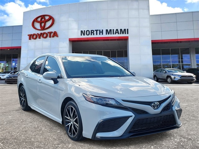 2023 Toyota Camry SE's photo