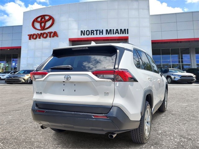 2020 Toyota RAV4 LE photo 4