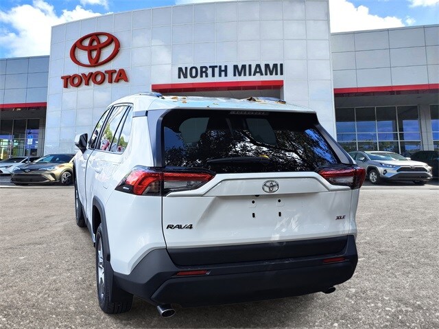 2025 Toyota RAV4 XLE photo 3