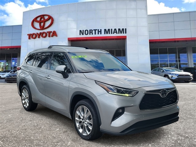 2023 Toyota Highlander Limited's photo