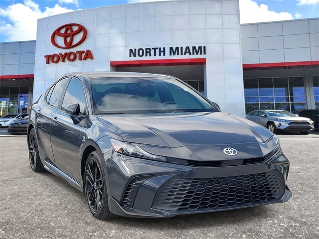 2025 Toyota Camry SE's photo