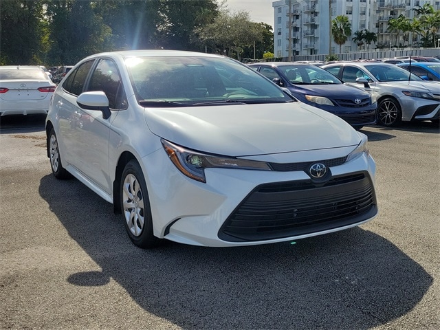 2025 Toyota Corolla LE's photo
