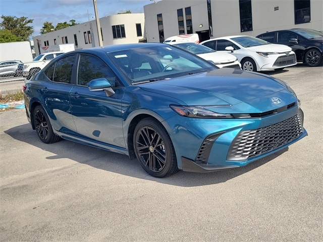 2025 Toyota Camry SE's photo
