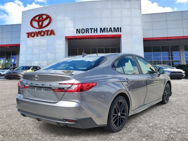 2025 Toyota Camry SE photo 4
