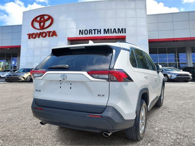 2022 Toyota RAV4 XLE photo 2