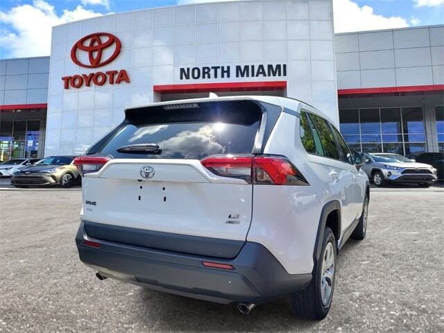 2022 Toyota RAV4 LE photo 3