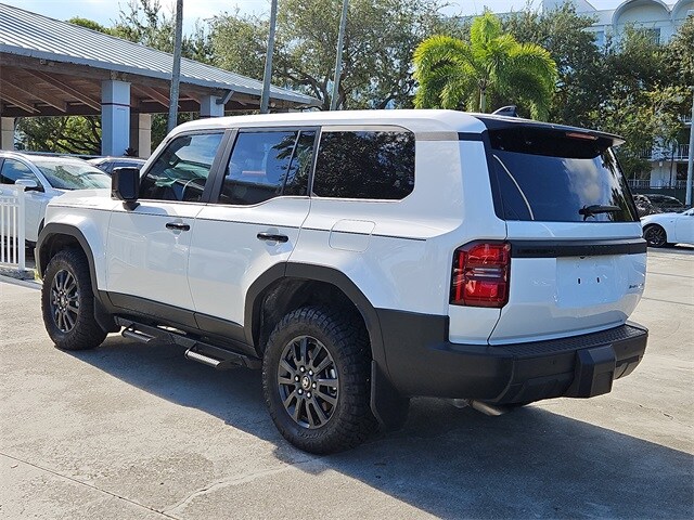 2025 Toyota Highlander Hybrid photo 3