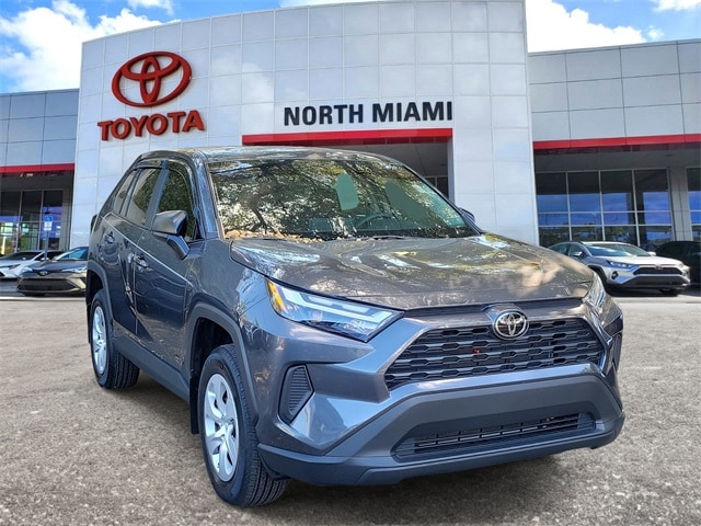 2025 Toyota RAV4 LE's photo