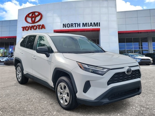 2023 Toyota RAV4 LE's photo