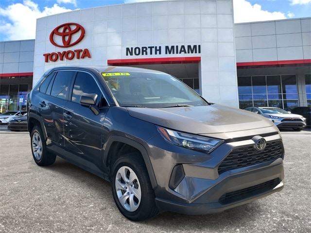 2023 Toyota RAV4 LE photo 2