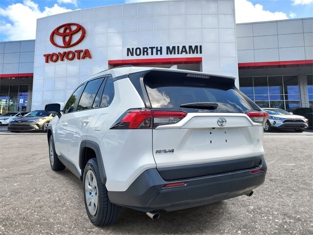 2020 Toyota RAV4 LE photo 3