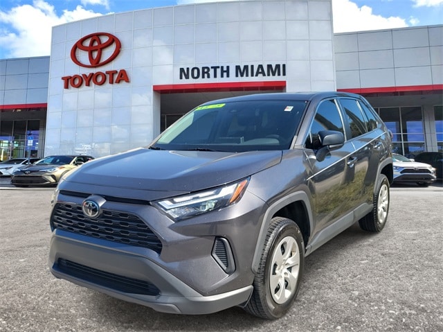 2023 Toyota RAV4 LE photo 3