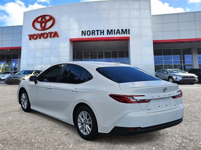 2025 Toyota Camry SE photo 3