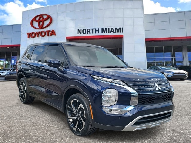 2023 Mitsubishi Outlander SE's photo