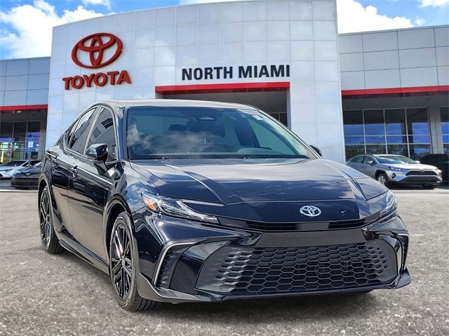 2025 Toyota Camry SE's photo