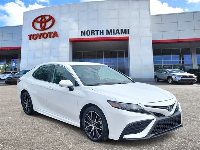 2024 Toyota Camry SE's photo