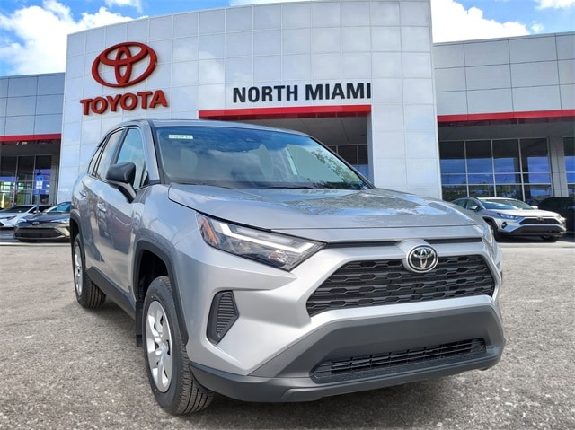 2025 Toyota RAV4 LE's photo