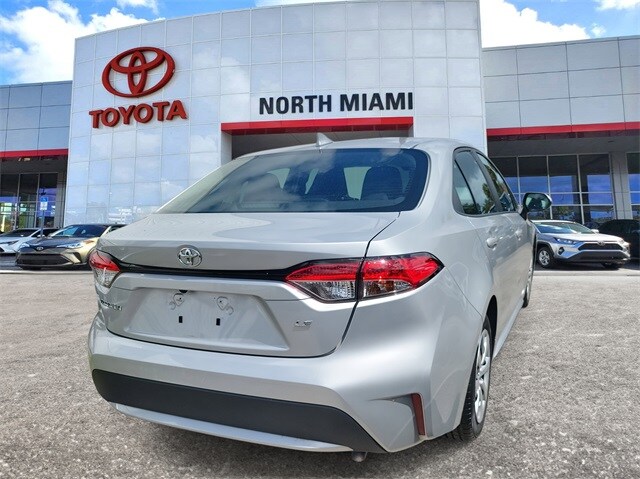 2022 Toyota Corolla LE photo 3