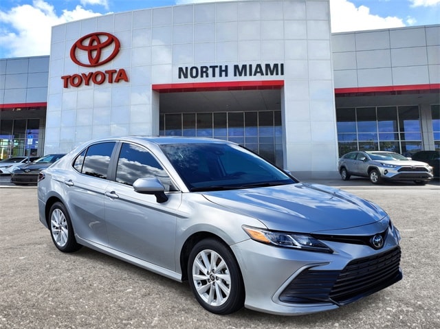 2024 Toyota Camry LE's photo