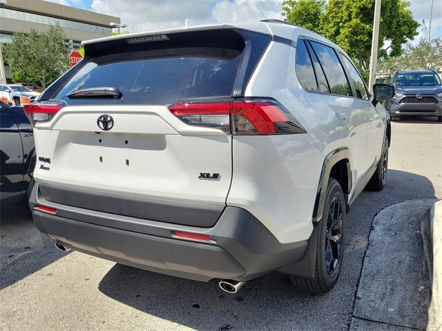 2025 Toyota RAV4 XLE photo 2