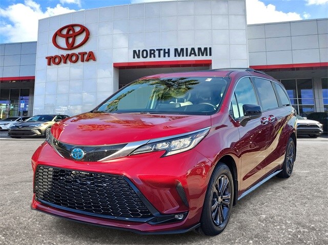 2024 Toyota Sienna XSE photo 2