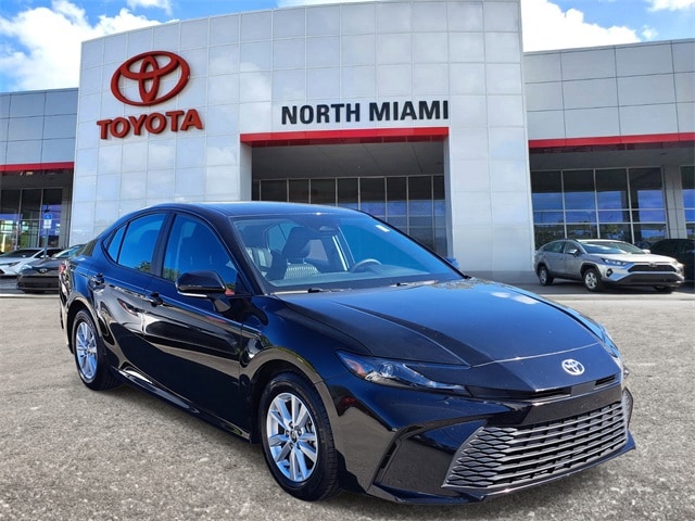 2025 Toyota Camry LE's photo