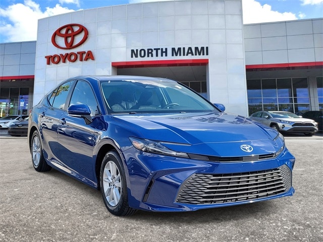 2025 Toyota Camry LE's photo