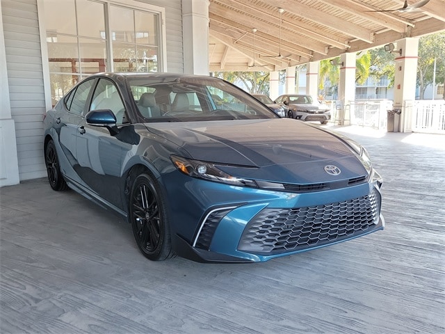 2025 Toyota Camry SE's photo