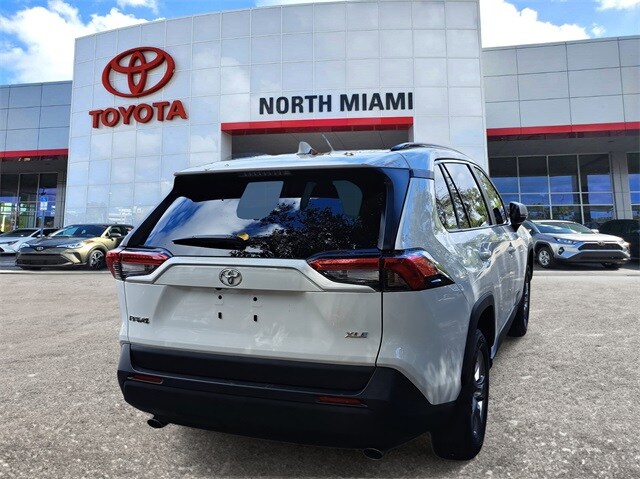 2025 Toyota RAV4 XLE photo 4