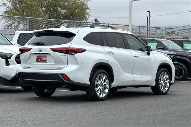 2023 Toyota Highlander Hybrid Limited photo 4