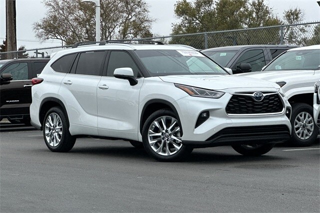 2023 Toyota Highlander Hybrid Limited photo 2