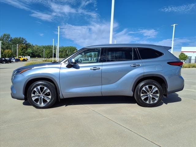 Used 2021 Toyota Highlander XLE with VIN 5TDGZRBH9MS149358 for sale in Elkhorn, NE