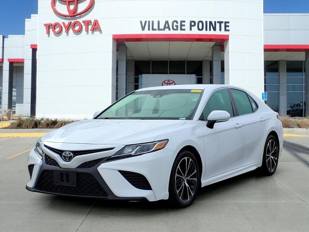 2018 Toyota Camry SE's photo