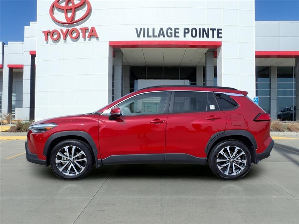 2022 Toyota Corolla Cross XLE photo 2